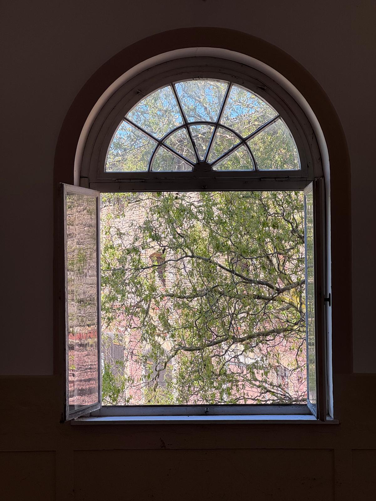 Rundbogenfenster in der Curia Paschleben